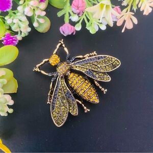 🍏50% OFF/3+...Bee Brooch with Yellow and Olive Crystals